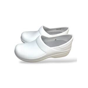 Crocs White Closed Toe Work Clogs Slip On Comfort Shoes Women’s 7 (W7)